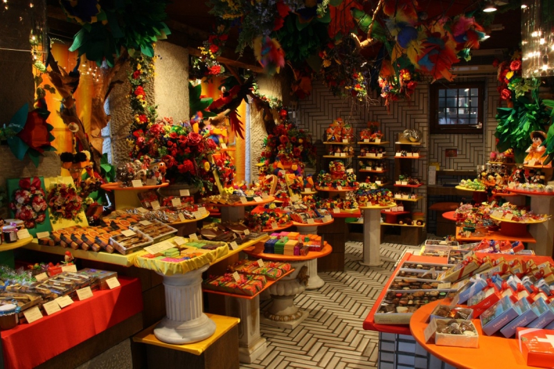 boutique-MEOUNES LES MONTRIEUX-min_candy_store_chocolate_shop_chocolate_switzerland-393515